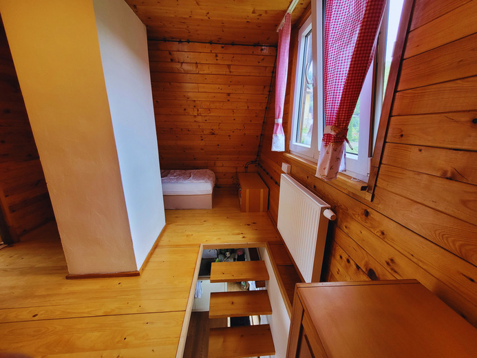 Ložnice s oddelenymi postelemi a schody do hlavní mistnosti - Pod hradem Lukovem