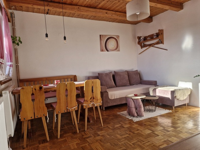 Jídelní stůl a prostor pro 5 lidí - Pod hradem Lukovem