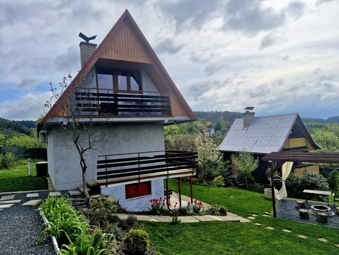 Parkování u chatičky pro 2 auta - Pod hradem Lukovem