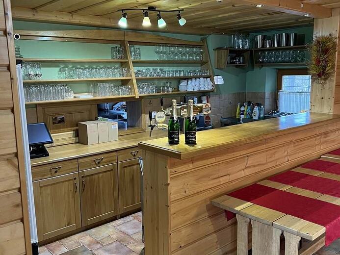 bar-ve-spolecenske-mistnosti-vcetne-vycepniho-zarizeni-accb- - Čeladná