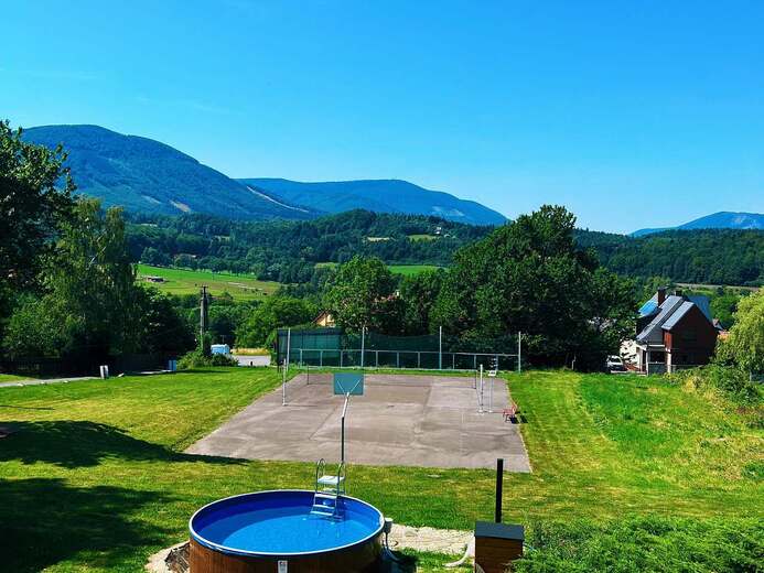 lasska-chalupa-ii-bazen-s-hristem-na-basketbal-nohejbal-volejbal-cd77- - Čeladná