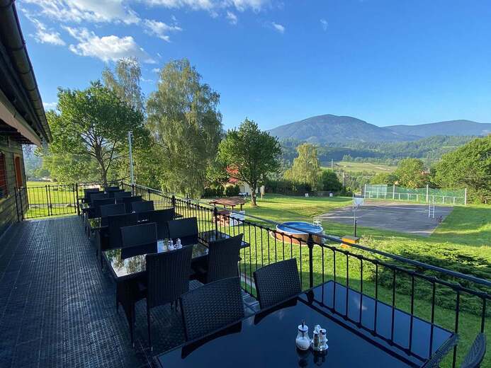 lasska-chalupa-ii-venkovni-terasa-s-vyhledem-na-cele-beskydy-1398- - Čeladná