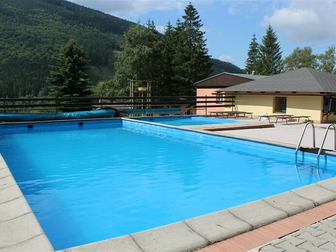 hotel-penzion-u-prehrady-moravka-venkovni-bazen-3 - Vodní nádrž Morávka