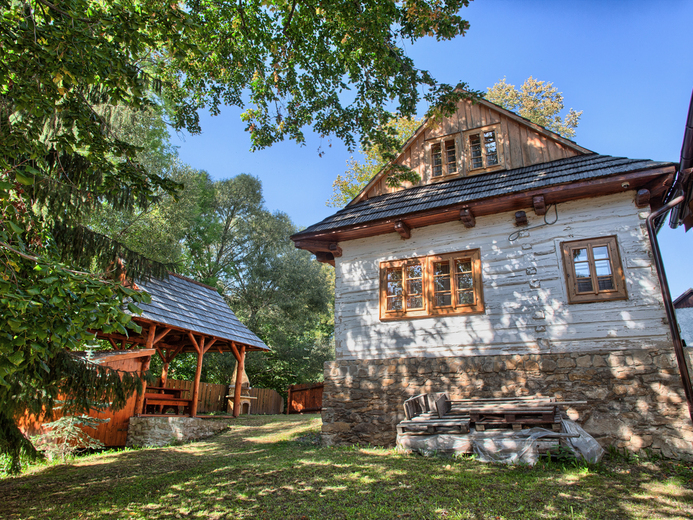 4 Drevenica Hybe  Exterier pohlad zozadu - Východná