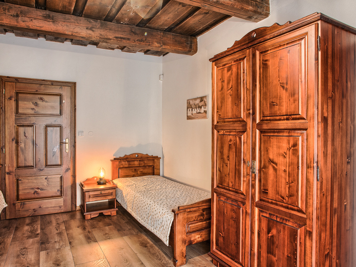 16 Drevenica Hybe  Spalna na prizemi II - Východná