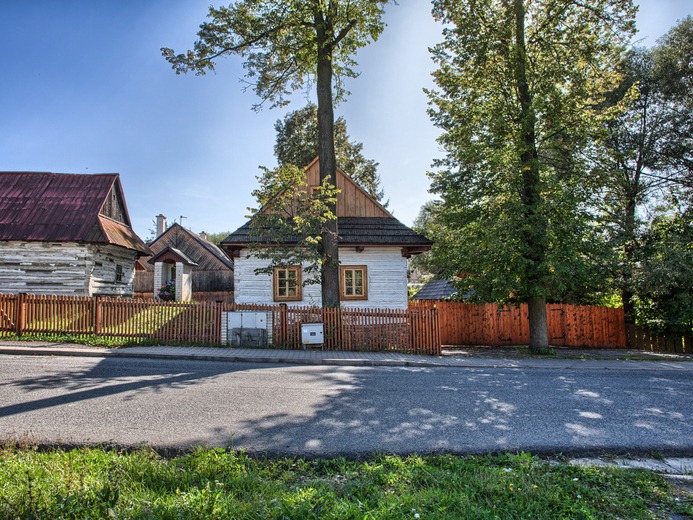 1 Drevenica Hybe a k nej patriace okolite budovy a kaplnka zaber z cesty - Východná
