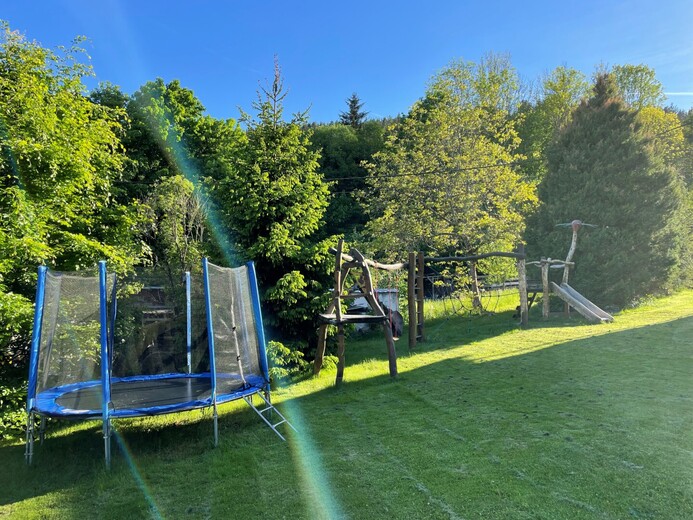 Dětské hřiště s trampolínou (1) - Horní Sytová