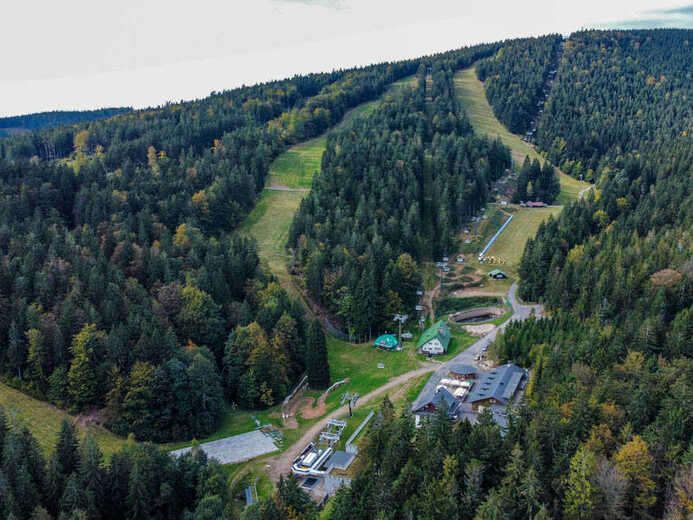 skiareal-ricky-v-orlickych-horach-se-sedackovou-lanovkou-4-optimized - U tvrze Hanička