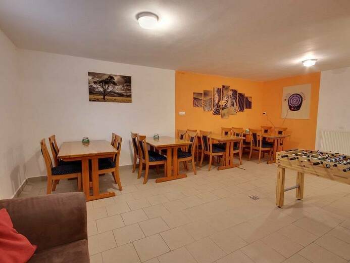 spolecenska-mistnost-hry-sipky-stolni-fotbalek-posezeni--3392- - Pecka