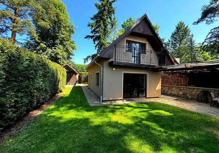 zahrada-s-chatou-a-zivym-plotem-6533-