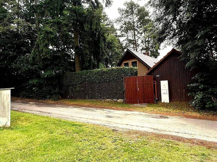 vstup-na-pozemek-a-parkovani-pred-chatou-e611- - Koloděje nad Lužnicí