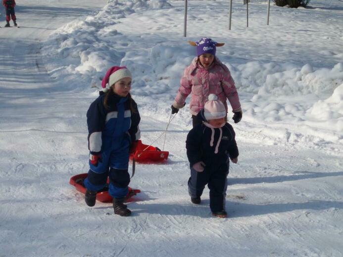 kinder pret in de sneeuw - Česká Metuje